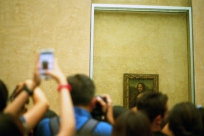 Menschenmasse macht Foto von Mona Lisa